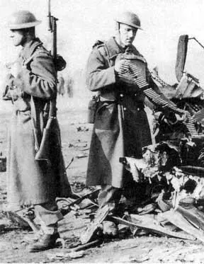 Метрополия 1940 г Пехотинец в двубортной шинели охраняет обломки сбитого - фото 51