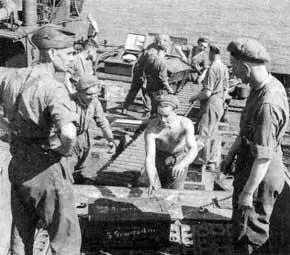 Нормандия июнь 1944 г Саперы в рубахах с завернутыми рукавами и в различных - фото 53