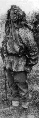 Снайперы часто применяли трехцветные ветрозащитные куртки Денисона дополняя их - фото 56