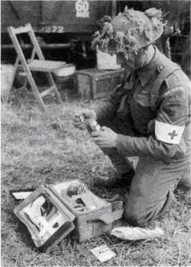 Нормандия июнь июль 1944 г сержант Дэвис проверяет укладки на полковом - фото 58
