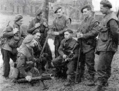 Эльст Германия март 1945 г У этих солдат группы боевого охранения из 14 - фото 64