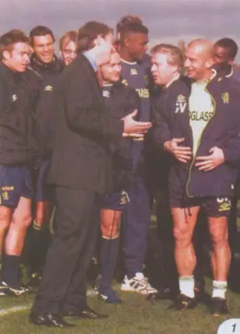 Премьерминистр Великобритании Тони Блэр общается с футболистами Челси и их - фото 31