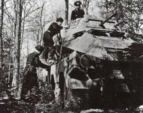Справа Экипаж садится в бронеавтомобиль SdKfz 231 Ахтрад Судя по - фото 10
