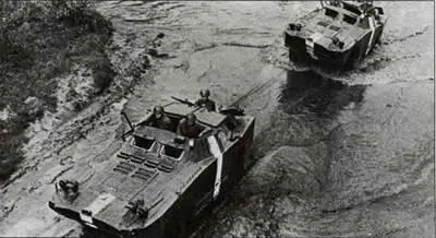 Советские БРДМ1 с колесной формулой 4x4 после форсирования водной преграды - фото 268