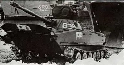 ПТ76 запечатлен во время высадки с борта танкодесантного корабля - фото 275