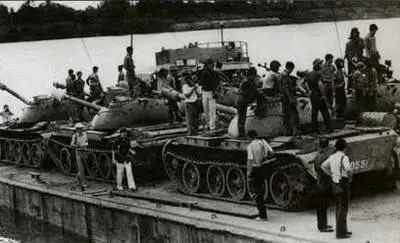 На снимке сделанном в конце 1980х годов шесть вьетнамских танков Т54 на - фото 357
