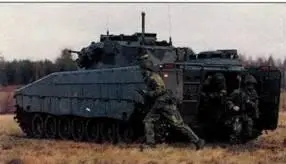 Справа Спешивание пехотинцев с БМП CV 9030 в ходе учений Оно производится - фото 397