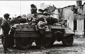 Справа Бронеавтомобиль М8 в ходе разведывательного рейда в Нормандии 1944 - фото 40