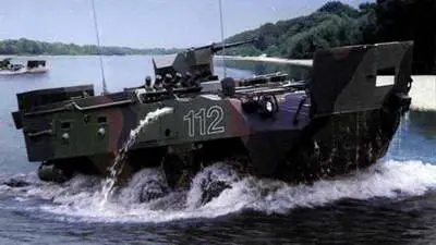 Плавающий БТР Пандур с колесной формулой 6x6 завершает преодоление водной - фото 429