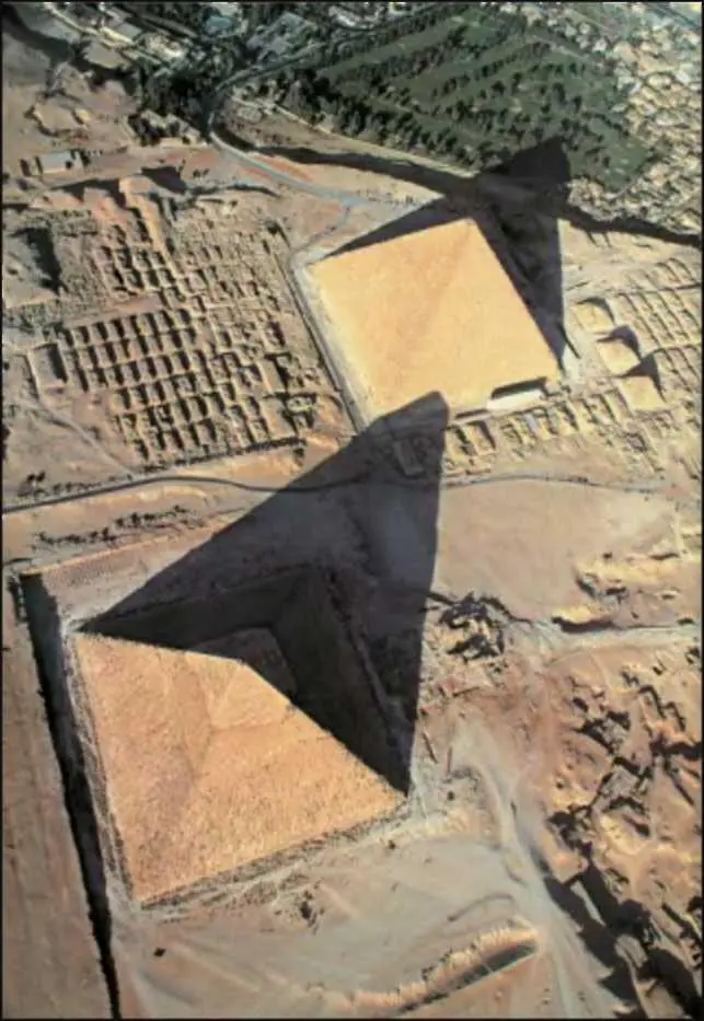 Ровные грани пирамид дают на земле четкую тень Ее смещение можно измерить с - фото 1