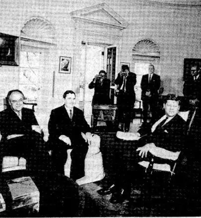 Рисунок 18 Сидятслева направо Анатолий Добрынин Андрей Громвко Джон - фото 18