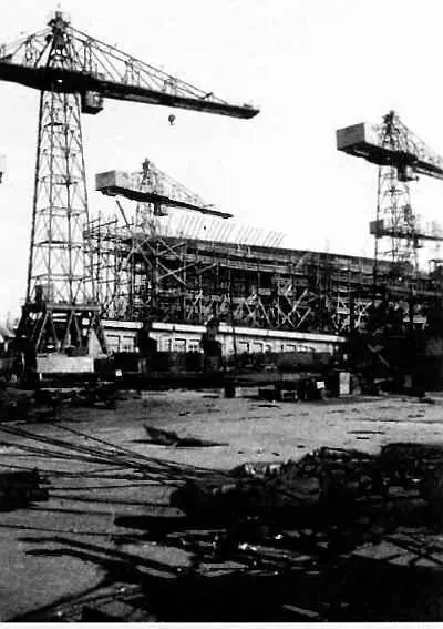 На двух нижних снимках носовая часть линкора Советская Украина после - фото 75