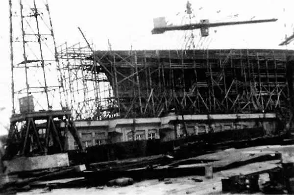 На двух нижних снимках носовая часть линкора Советская Украина после - фото 76