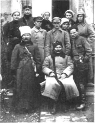 Штаб 4й кавалерийской дивизии 1919 г В центре начдив СМ Буденный Справа - фото 6