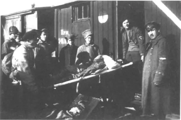 Погрузка раненных при подавлении Кронштадтского восстания 1921 г РГАКФД На - фото 9