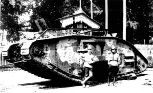Командиры бронечастей РККА у британского танка Мк5 1920 г РГАКФД У одного - фото 14