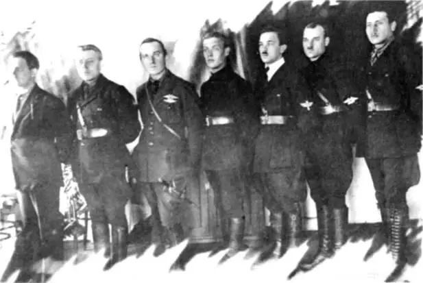 Группа военных летчиков 1й Конной армии 1920 г На рукавах военлетов - фото 15