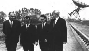 СА Лебедев второй слева во время поездки в Англию Кембридж 1964 г Ас - фото 44