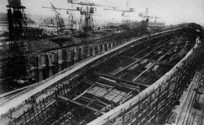 Линейные крейсера Бородино и Наварин на переднем плане на стапелях - фото 17