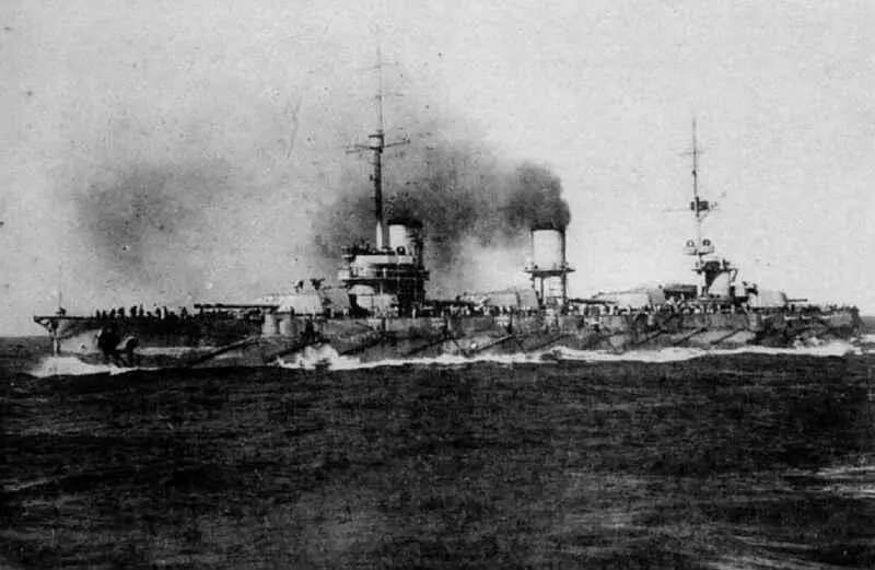 Вверху линейный корабль Воля в море 1917 г Из собрания автора - фото 33