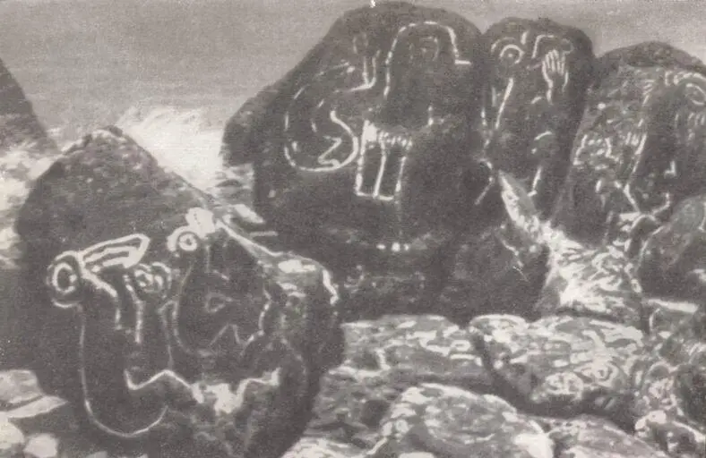 Петроглифы острова Пасхи высеченные на скалах древнего поселения Оронго дошли - фото 8
