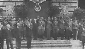 Парад перед Львовским университетом 18 июля 1943 г В центре Вехтер слева в - фото 18