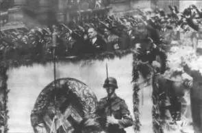 Парад 18 июля 1943 г перед Львовской оперой В центре в черном Бизанц Какие - фото 19