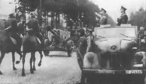 Гиммлер и Вехтер на параде подразделений дивизии 16 мая 1944 г в Нойхаммер с - фото 63