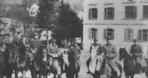 Кавалеристы дивизии второй справа Долинский в Словении 1945 г разведбат - фото 103