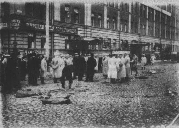 Чины полиции на месте гибели министра внутренних дел Плеве Полицейский у - фото 36