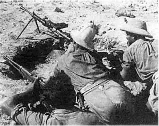 Расчет ручного пулемета Бреда M1930 в Северной Африке Первый номер прикрепил - фото 42