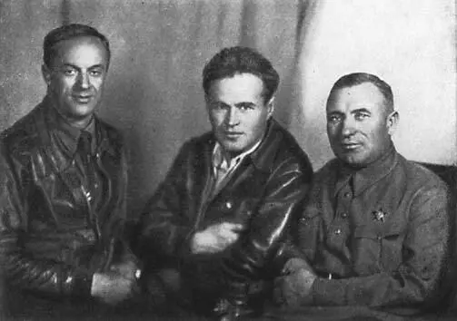 Летчикиспытатель И Ф Козлов справа и его ученики летчикииспытатели Н С - фото 31