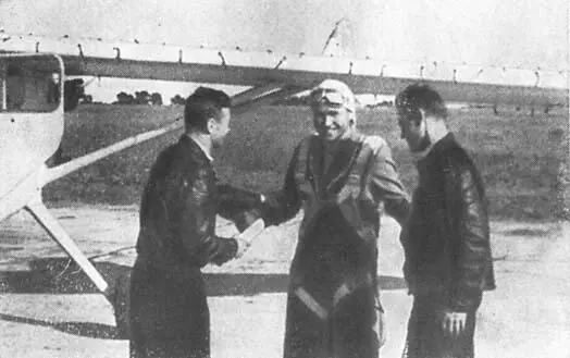 Летчикиспытатель А Н Гринчик возле Утки после полета 1945 год Вот он - фото 40