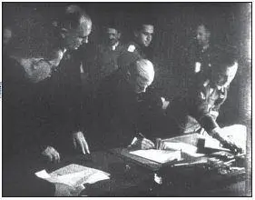 ЭДаладье подписывает Мюнхенское соглашение 29 сентября 1938 года Кадр из - фото 27