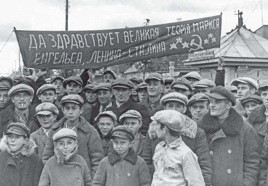 Жители местечка Строгонь на митинге по случаю присоединения Западной Белоруссии - фото 52