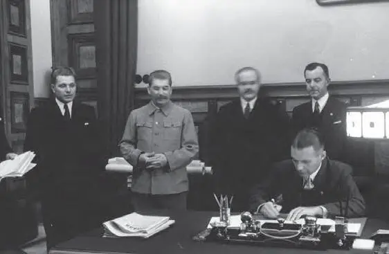 Подписание латвийской стороной Договора о дружбе и взаимопомощи между СССР и - фото 65