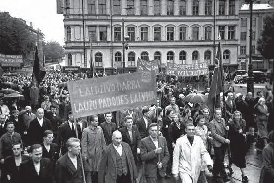 Демонстрация трудящихся гРиги посвященная принятию Латвии в состав СССР Хотя - фото 71