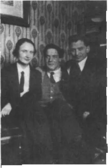 Встреча в Англии с М П Костенко справа и О В Костенко слева 1925 г - фото 4