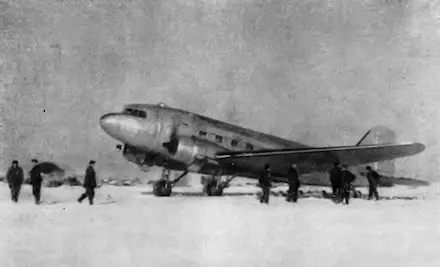 Рис 47 Посадка самолета на советской дрейфующей станции СП3 май 1954 г - фото 53