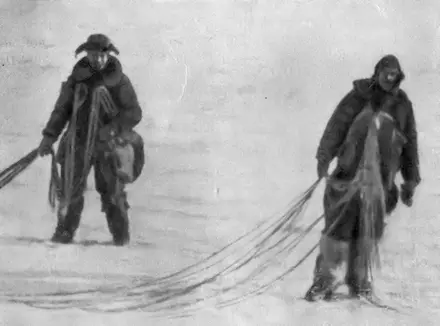 Рис 48 Парашютисты А П Медведев и В Г Волович после приземления на - фото 54