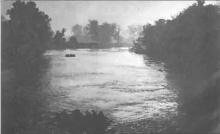 Надувные лодки одна за другой скользят в воду Буга пограничной реки между - фото 18