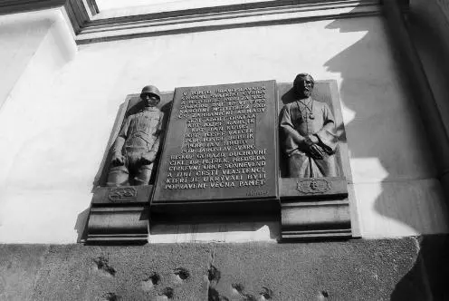 Мемориальный камень чешским парашютистам и священникам над вентиляционным - фото 22