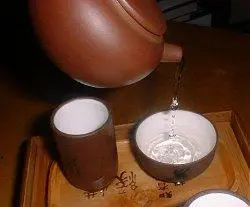 Согревание чайника и чайной посуды в процессе гунфуча китайской чайной - фото 21