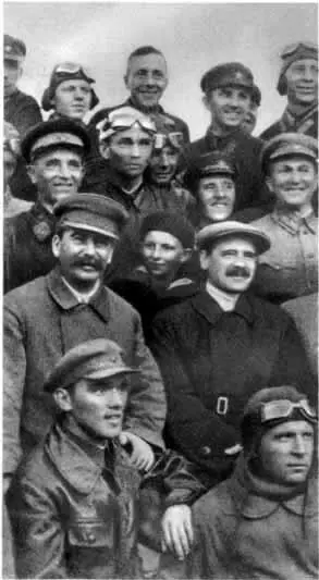 Руководители партии среди авиаспортсменов на Тушинском аэродроме 1935 год - фото 14
