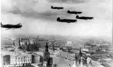 Воздушный патруль ЯКов над Москвой во время войны Группа советских - фото 23