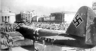 Один из первых сбитых под Москвой фашистских бомбардировщиков выставлен для - фото 26