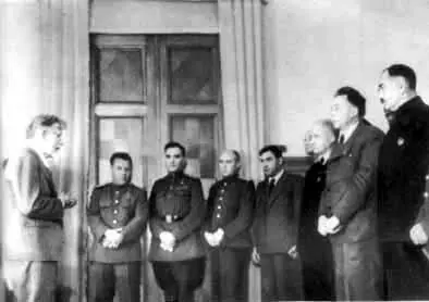 М И Калинин в конце войны вручает награды авиационникам ЯК3 в полете - фото 35