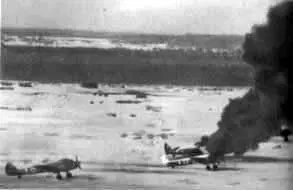 После атаки ИЛов горят Юнкерсы Гитлеровские вояки после Сталинградской - фото 39