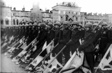 На параде Победы 1945 год Бывший командир полка Нормандия Луи Дельфино - фото 41