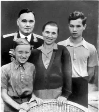 Екатерина Матвеевна и Александр Сергеевич Яковлевы с сыновьями сиаршим Сережей - фото 51